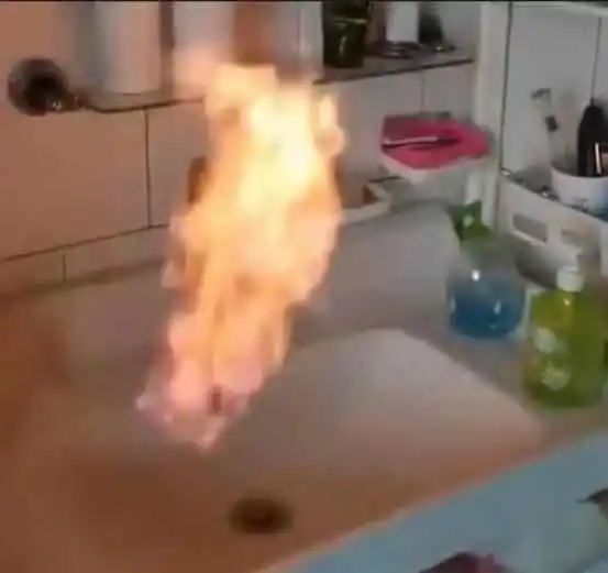 家中水龙头竟会喷火 自来水一点就燃是怎么回事？