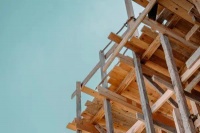 木材短缺加剧!新西兰建筑商面临破产风险!