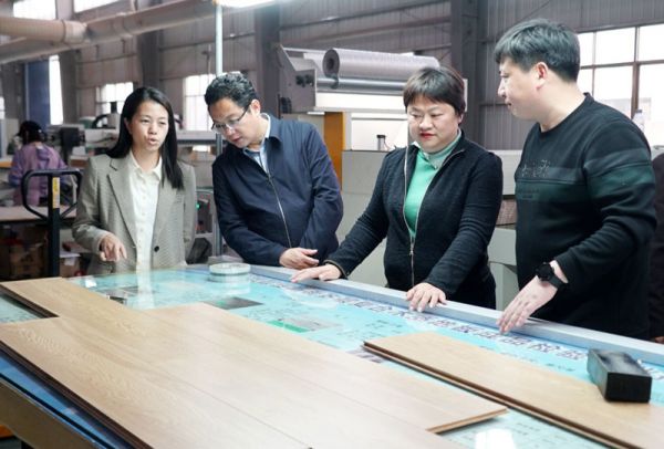梁枫（右二）带队在广西（鹿寨）桂中现代林业科技产业园考察