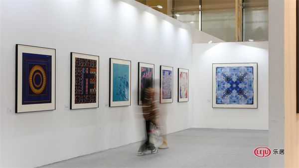 中国当代设计与艺术大师丝巾作品收藏展