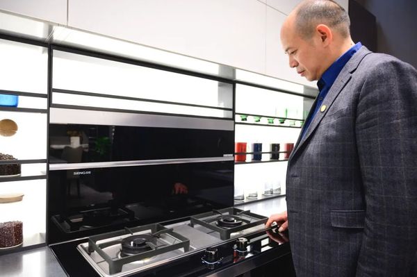 邬总于店内