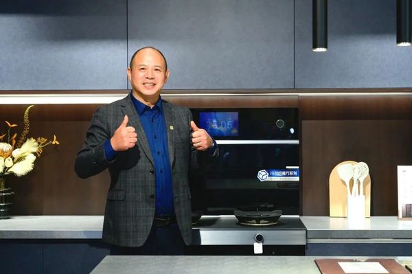 邬总于店内