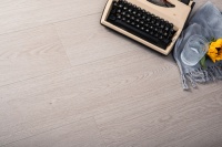 升达地板：“JD004满天繁星”低调深灰色木地板，打造典雅的意式轻奢空间