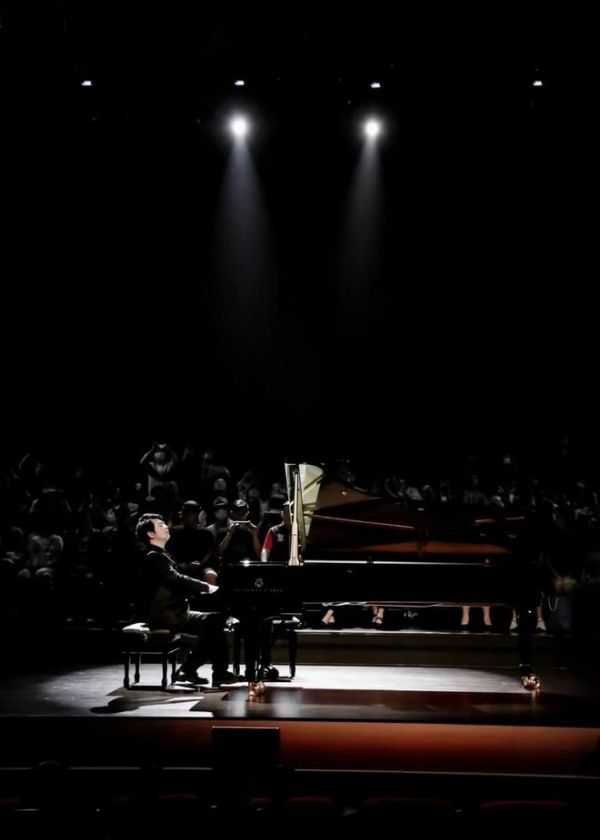瞒不住了！雅兰57周年庆竟然在全球最高音乐厅搞事情？