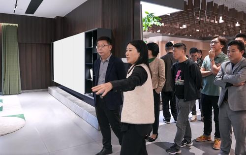 （鸿扬集团总裁陈军建带领与会人员参观展厅）