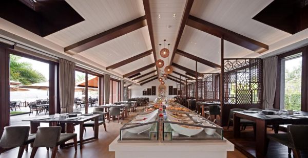 14 烧烤吧：不同图案拼成的格栅挡不住空间精致，藤球灯调动着美食的趣味。户外，江水，沙滩，烧烤，生活可以如此美味。