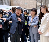 AWE现场直击｜陈梦探展海信洗衣机，对全球首台4合1热泵洗烘一体机连连称赞