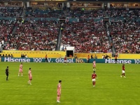 场上显眼包！海信100吋电视世界第一霸屏世俱杯