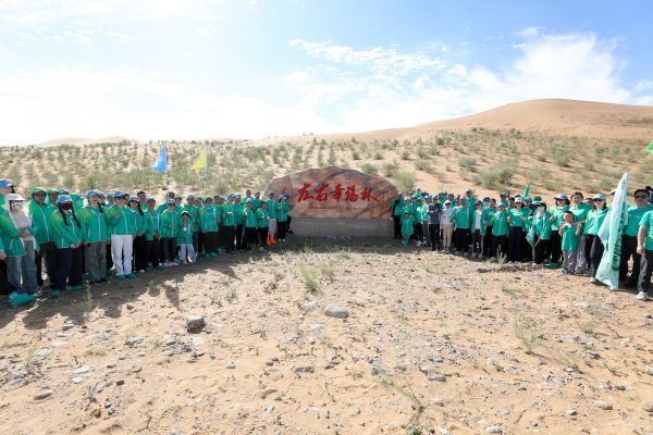 左右沙发腾格里沙漠种树植心10周年