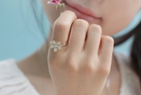 女生戒指戴在不同手指的意义 女生食指戴戒指能追吗