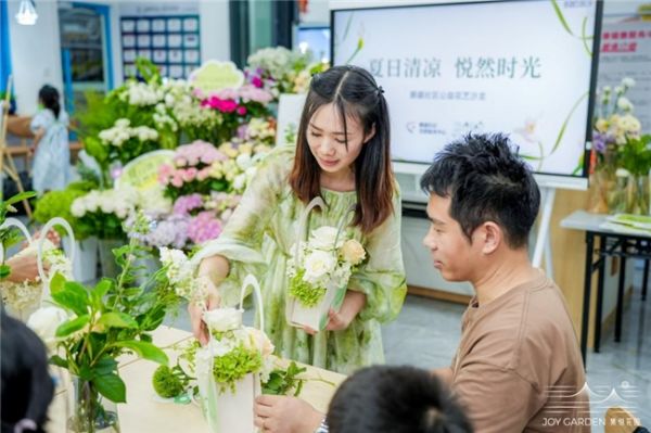 居民们在花艺师的指导下学习