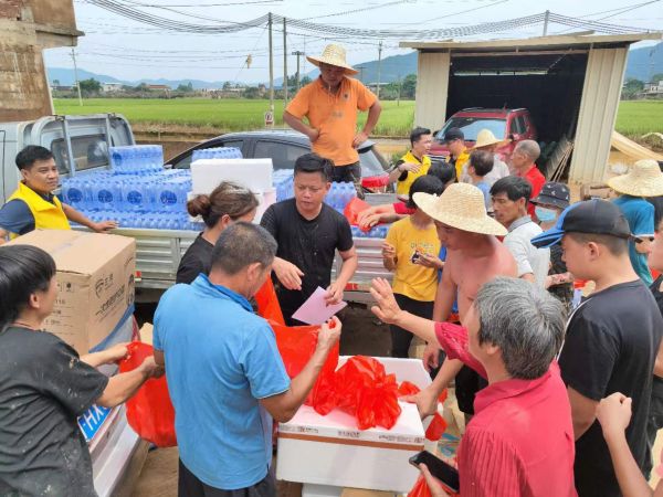 苏宁易购员工进行家电检测