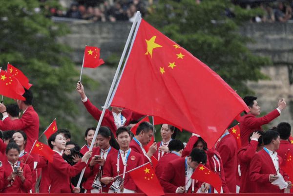 冯雨挥舞国旗