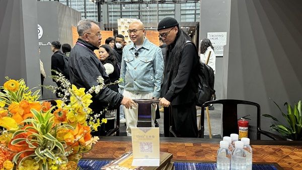 卓木王总裁杜长江为到场嘉宾介绍《东风会议桌》