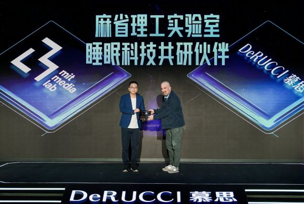Zach Lieberman活动现场为慕思授牌
