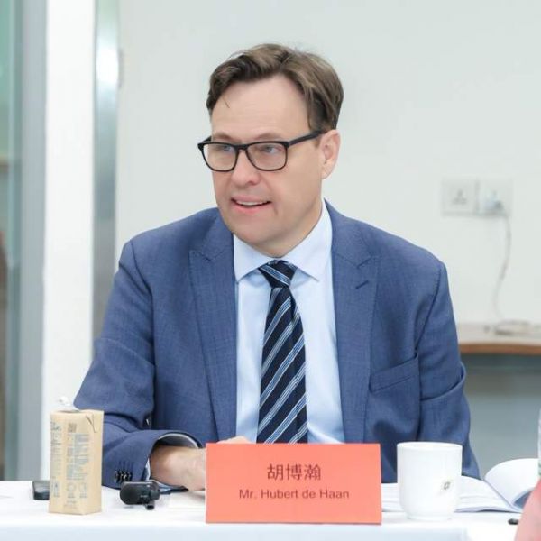 博西家用电器集团大中华区高级副总裁兼首席销售和营销官胡博瀚先生接受采访