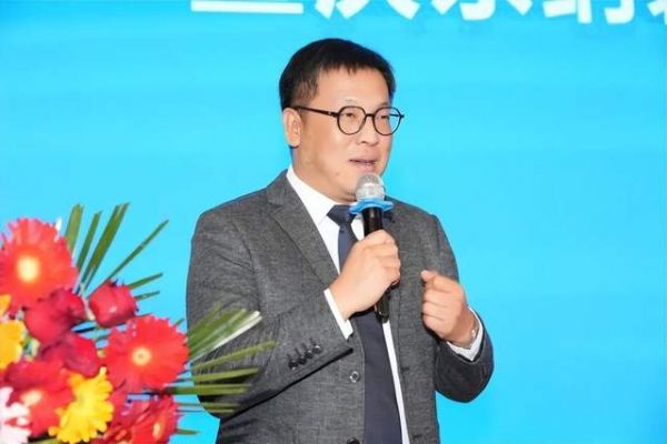 安军先生发表演讲