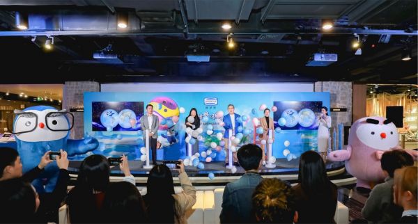 图片包含 人, 天花板, 室内, 前