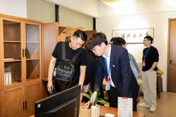 展会现场人潮涌动