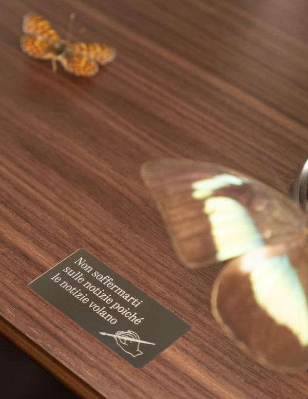 Fornasetti x Poltrona Frau 2025年特别款1919扶手椅的托盘与Isidoro酒柜的金属铭牌