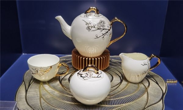 华光国瓷高层管理团队合影