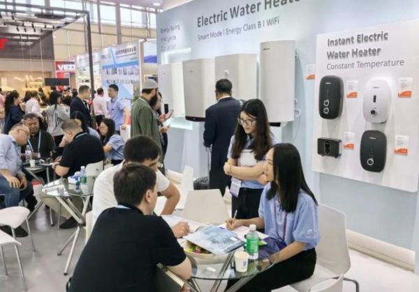 Numerous overseas customers gather