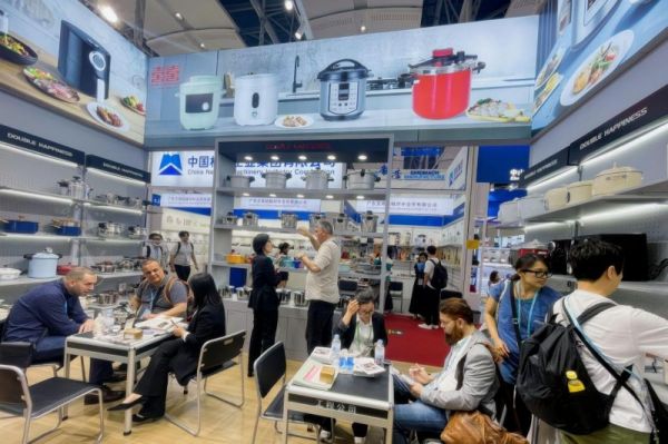 Chongxi Appliance Booth Crowded with Visitors
