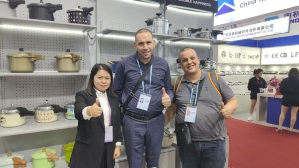 Chongxi Appliance Booth with Overseas Visitors