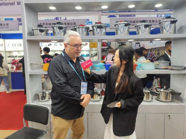 Southern Media Journalist Interviewing Chongxi Visitors