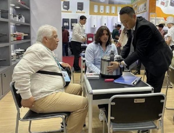 Xinshuangxi booth with overseas guests