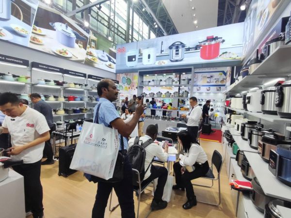 Global buyers visiting Chongshun Electrical booth