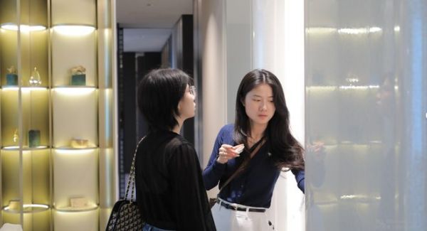设计师参观展厅并交流