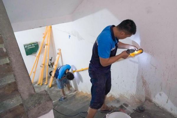 安装师傅修补墙体