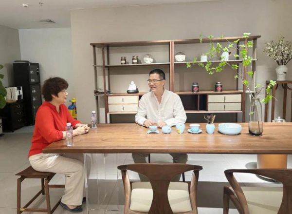 黎国开总经理向王克会长介绍促销活动