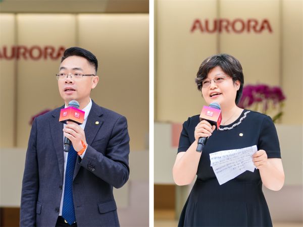 震旦家具经销事业部副总经理洪正龙（左）和重庆隆庆总经理杨应霞（右）发表致辞