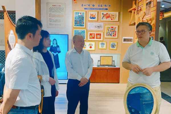 中山市红木家具行业协会会长林志洪（右一）向大家介绍中山红木及大涌红博城的发展情况