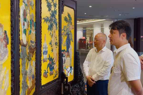 姚向东会长（左）与林伟华会长（右）参观中山红木地标——大涌红博城
