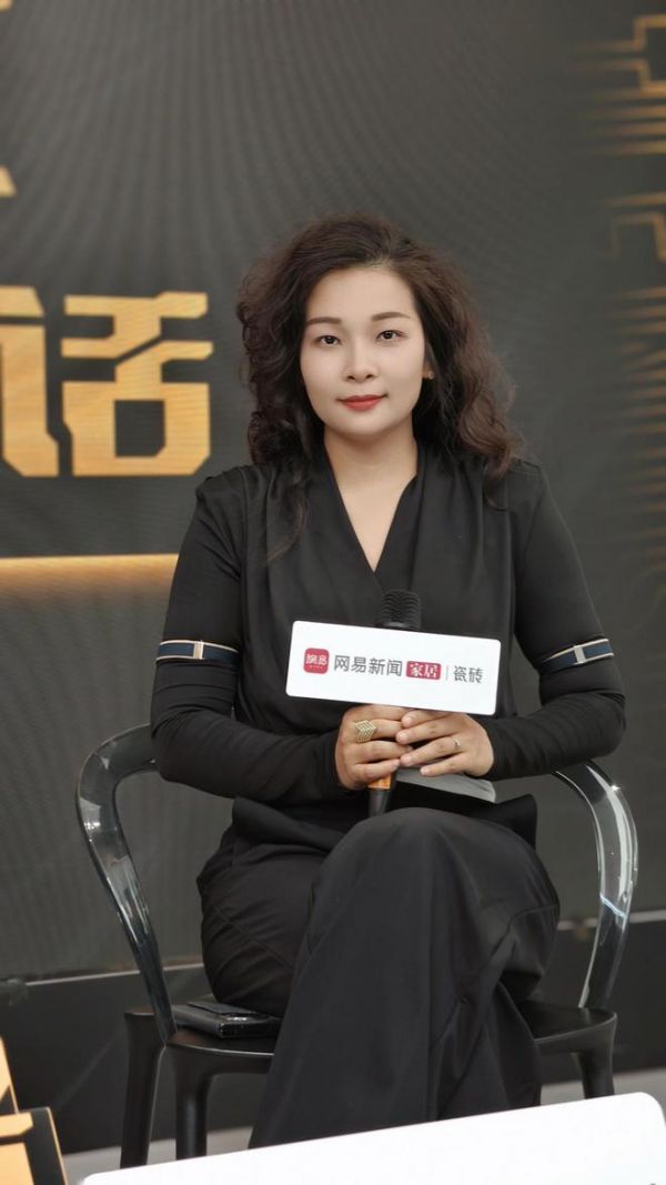 张英梅YOYO讲话图片