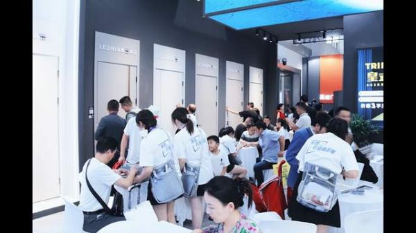 乐致木门展位人流如织