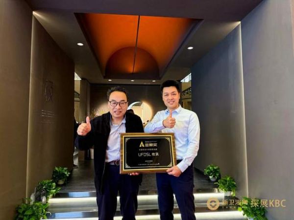 广东省卫浴商会秘书长张书儒（左）；攸沨浴室柜董事长钱卫（右）