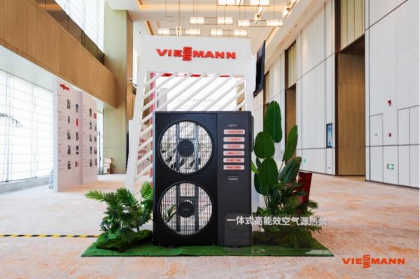 菲斯曼热泵产品经理李思捷介绍产品