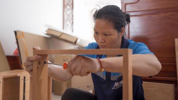 万师傅夫妻在安装家具