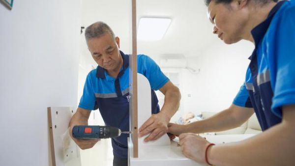 万师傅夫妻在忙碌的工作中