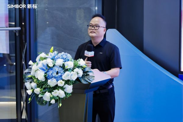 黄东江董事长发表致辞