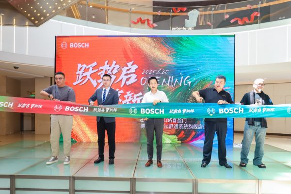一群人站在台上 AI 生成的内容可能不正确。