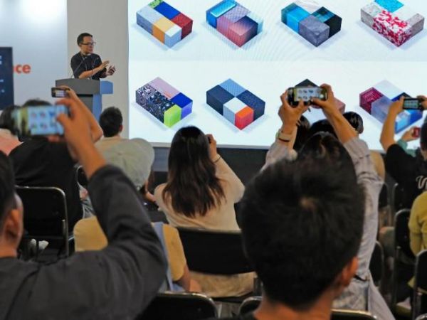 索尼设计中心展览现场郑奇演讲照片