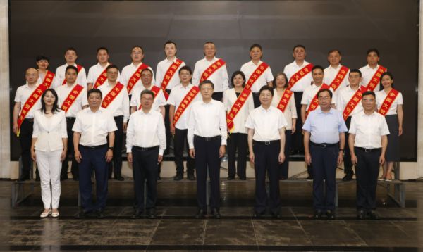老板集团董事长任建华