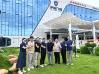 汉狮董事长访伊盾门窗：解码“勇往直前”密码