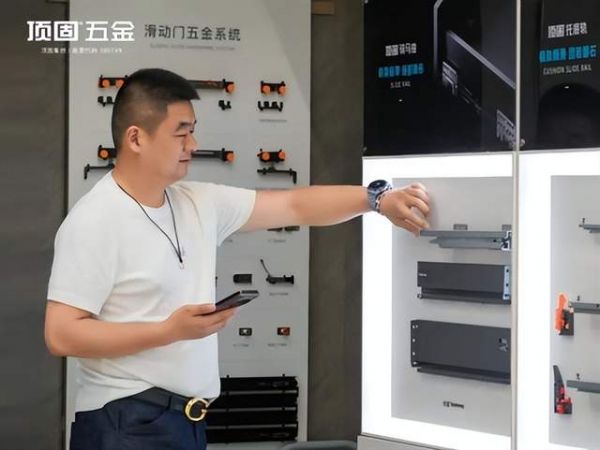 南京顶固定制五金运营中心展厅一角