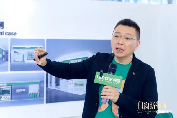 绿盾门窗2025门窗新物种媒体发布会现场自洁净醛高性能玻璃展示